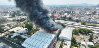 Incendio consume bodegas en Tláhuac; evacúan a cientos de personas