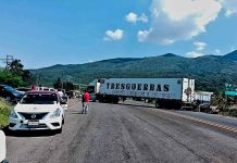 Bloquean carretera de Tangancícuaro por homicidio de maestro en Aquila