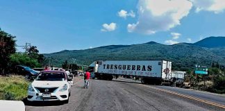 Bloquean carretera de Tangancícuaro por homicidio de maestro en Aquila