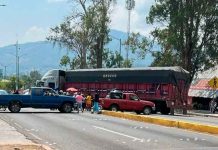 Bloquean el Boulevard Industrial de Uruapan; exigen liberen a dos detenidos