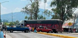 Bloquean el Boulevard Industrial de Uruapan; exigen liberen a dos detenidos