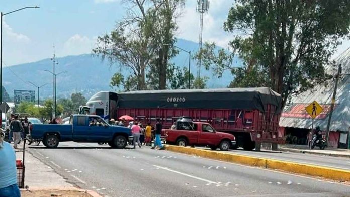 Bloquean-el-Boulevard-Industrial-de-Uruapan