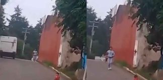 #VIDEO // Bebé gatea en plena calle de Puebla mientras pasa un camión de carga