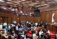 ¡Ya no podrán obligarte! Congreso prohíbe a escuelas condicionar compra de uniformes y útiles escolares
