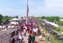#VIDEO // Video capta fatal accidente en la India; fuerte descarga eléctrica deja fallecidos y heridos