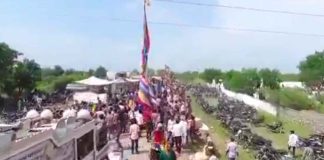 #VIDEO // Video capta fatal accidente en la India; fuerte descarga eléctrica deja fallecidos y heridos