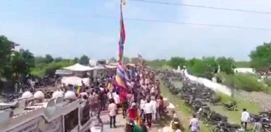 #VIDEO // Video capta fatal accidente en la India; fuerte descarga eléctrica deja fallecidos y heridos