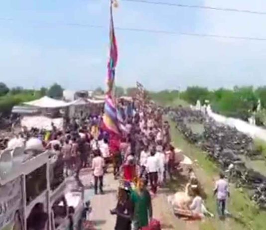 #VIDEO // Video capta fatal accidente en la India; fuerte descarga eléctrica deja fallecidos y heridos