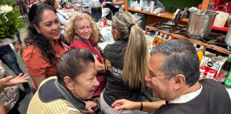 Barragán celebra a las mamás morelianas en el mercado Independencia