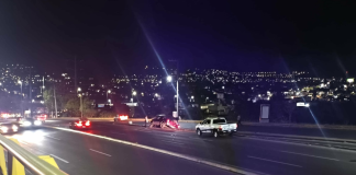 Camioneta se accidenta en camellón divisorio del Libramiento Norte de Morelia