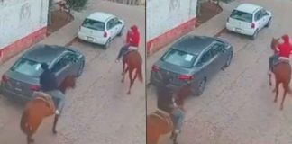 #VIDEO // Captan a dos sujetos a caballo destruyendo los cristales de un vehículo en Santa Rosa Jáuregui, Querétaro