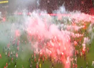#VIDEO Disturbios obligan a suspender el derbi entre Slavia y Sparta Praga