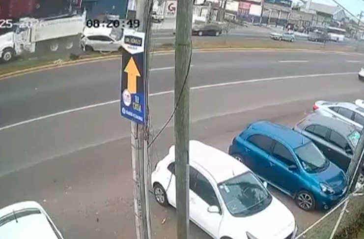 #VIDEO // Frena para no atropellar a perrito y provoca fuerte carambola en la Veracruz-Xalapa