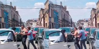 #VIDEO//¡El calor y el tráfico y explotan en Morelos Sur!; conductores terminan a golpes en plena avenida