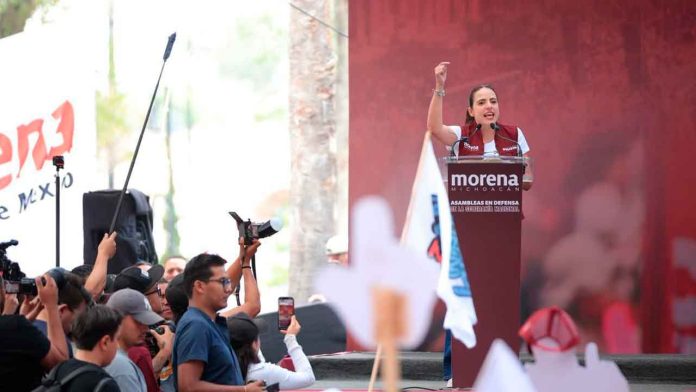Giulianna-Bugarini-muestra-músculo-en-la-Plaza-del-Caballito