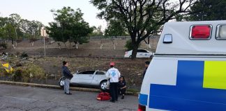 Conductora resulta con algunas lesiones tras volcadura registrada cerca del Tec de Morelia