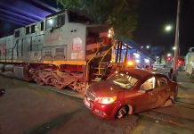 Auto es embestido por el tren en Morelia