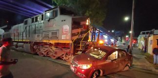 Auto es embestido por el tren en Morelia
