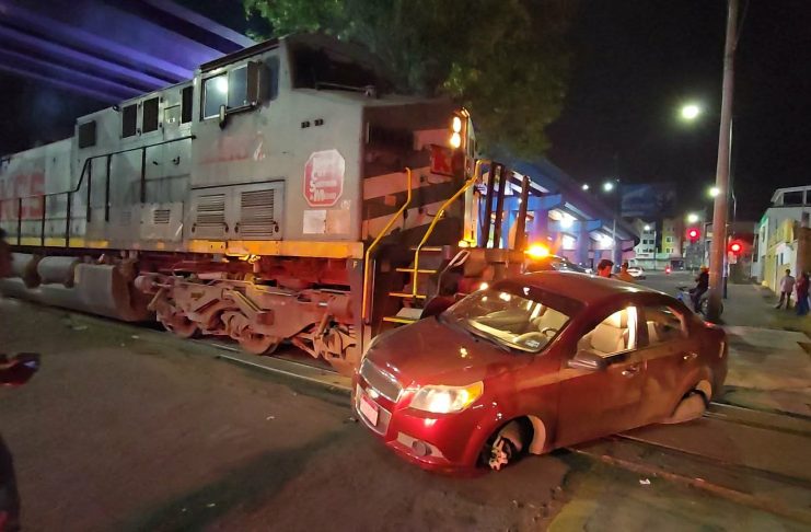 Auto es embestido por el tren en Morelia