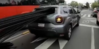 Varillas atraviesan una ventana de una camioneta tras un frenado brusco