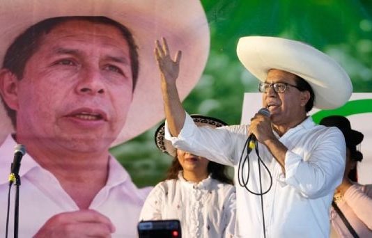 Izquierdista sorprende y avanza a segunda vuelta presidencial en Perú