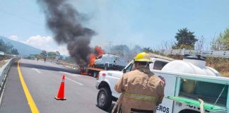 #VIDEO // Incendio consume grúa y camioneta que remolcaba, en la autopista Siglo XXI