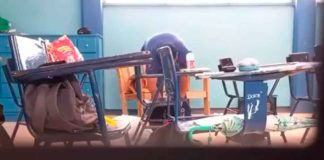 #VIDEO // Maestro de “Ética y Valores” es captado por alumnos robando en sus mochilas