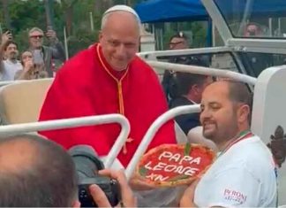 #VIDEO Papa León XIV recibe pizza napolitana creada en su honor en Italia