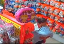 VIDEO // Captan a mujer fingiendo cargar a un bebé para robar en una tienda del Centro Histórico de Puebla
