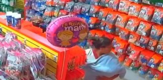 VIDEO // Captan a mujer fingiendo cargar a un bebé para robar en una tienda del Centro Histórico de Puebla