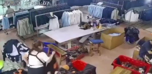 #VIDEO // Niño muere sepultado bajo la ropa que su madre apilaba en el trabajo