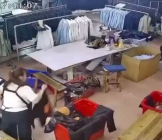 #VIDEO // Niño muere sepultado bajo la ropa que su madre apilaba en el trabajo