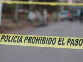 Sujeto de 25 años asesina a tiros a sus padres y deja en estado crítico a su bebé de 7 meses