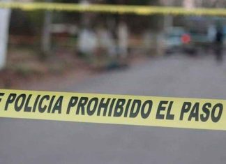 Sujeto de 25 años asesina a tiros a sus padres y deja en estado crítico a su bebé de 7 meses