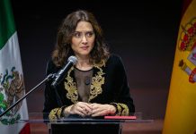 Ayuso vuelve a Madrid y afirma que corrió peligro en México