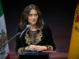Ayuso vuelve a Madrid y afirma que corrió peligro en México