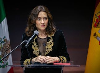 Ayuso vuelve a Madrid y afirma que corrió peligro en México
