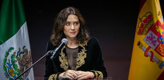 Ayuso vuelve a Madrid y afirma que corrió peligro en México