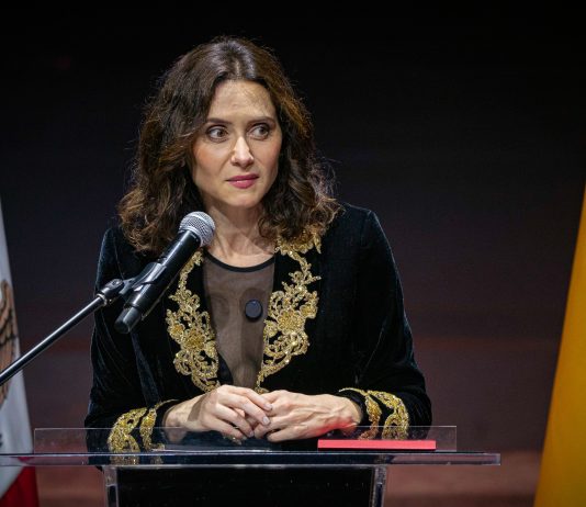 Ayuso vuelve a Madrid y afirma que corrió peligro en México