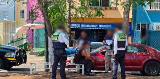 Paramédicos de Rescate y Policía Morelia auxilian a un herido en riña