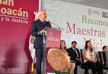 Bedolla celebró a los maestros de Michoacán en su día, entregó cerca de 200 millones pesos en premios y estímulos