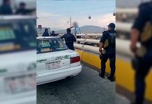Joven amaga con arrojarse de puente en Uruapan; policías evita tragedia