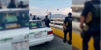 Joven amaga con arrojarse de puente en Uruapan; policías evita tragedia