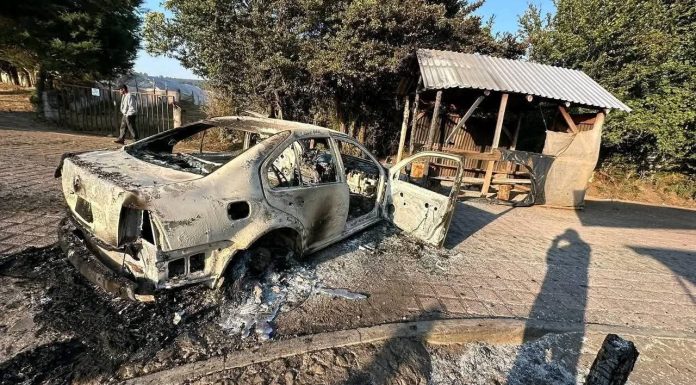 Delincuentes incendian vehículo y caseta de vigilancia en Zirahuén