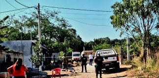 Discusión de hermanos termina con un muerto a balazos y un herido por arma blanca, en Lázaro Cárdenas
