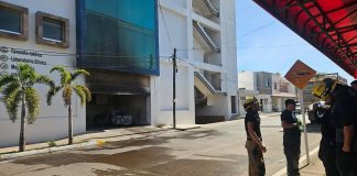 Sujetos armados atacan a balazos una clínica y queman un auto en Culiacán