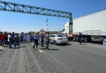 #Video || Obreros de AHMSA tras protesta en la carretera 57; son detenidos de manera violenta, exigen pagos pendientes
