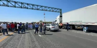#Video || Obreros de AHMSA tras protesta en la carretera 57; son detenidos de manera violenta, exigen pagos pendientes