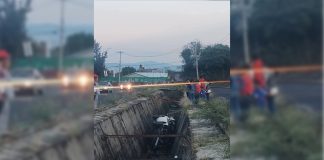 Auto cae a canal pluvial en la entrada a Metrópolis II, en Tarímbaro; hay un lesionado