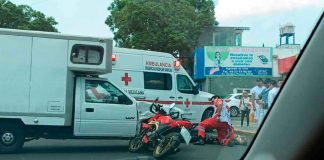 Moto y camioneta chocan en Calzada Ventura Puente; hay un herido